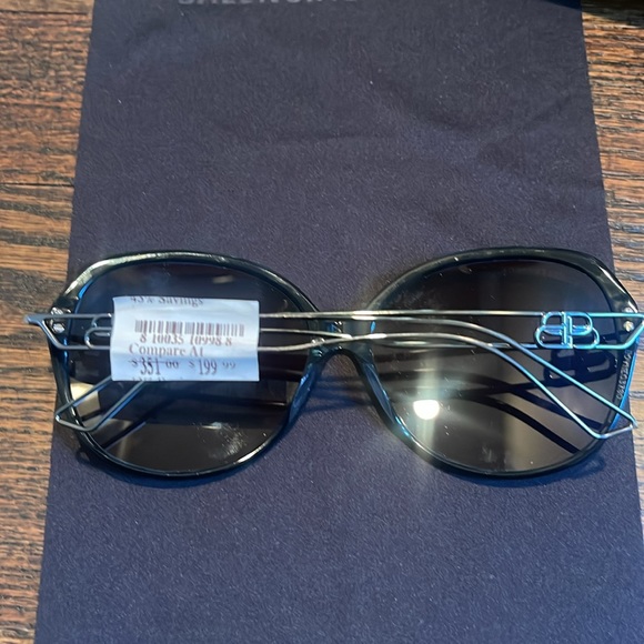 Balenciaga sunglasses. Brand new with case and lense cleaner cloth - Picture 10 of 12
